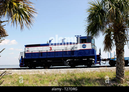 CAPE CANAVERAL, Fla. - NASA locomotore ferroviario n. 3 serbatoio fornisce automobili dalla NASA il Kennedy Space Center in Florida per la Florida East Coast Railway interchange in Titusville, Fla. La locomotiva è uno dei tre NASA locomotive costruite per la Toledo, Peoria e Western, o TP&W, tra il 1968 e il 1970. Si tratta di un OGM Divisione elettromotrice SW-1500 switcher. Foto Stock