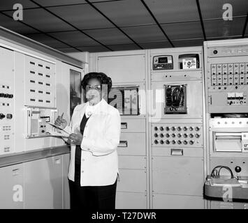 Maria Jackson al lavoro. Nel 1958 Maria Jackson diventò NASA prima femmina nero di ingegnere. Foto Stock