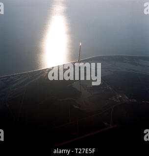 (30 agosto 1984) --- la navetta spaziale Discovery si arrampica verso l orbita della Terra a seguito di un sollevamento verticale di successo Dal KSC il pad 39A a 8:41:50 a.m. Foto Stock
