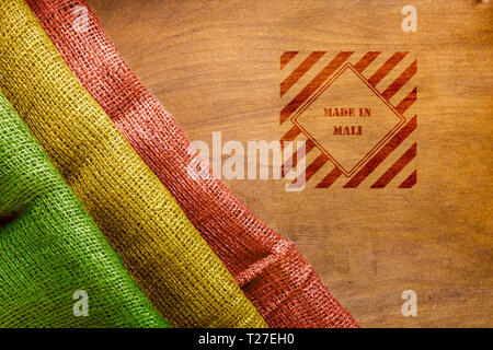 Flag simbolo e realizzato in Mali su una superficie in legno Foto Stock