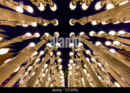 Febbraio 2, 2019 - Los Angeles, CA, Stati Uniti d'America - "Urban luce' arte pubblica su Wilshire Blvd. è visto in pioggia strom a Los Angeles Museo di Arte (LACMA) Foto Stock