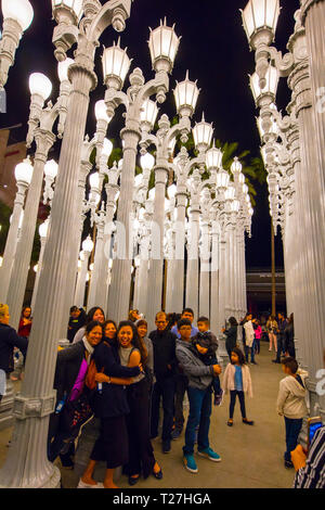 Febbraio 2, 2019 - Los Angeles, CA, Stati Uniti d'America - "Urban luce' arte pubblica su Wilshire Blvd. è visto in pioggia strom a Los Angeles Museo di Arte (LACMA) Foto Stock