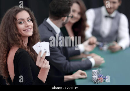 Bella donna che mostra una combinazione di quattro assi. Foto Stock