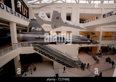 Dicembre 10, 2018 LOS ANGELES, CA, Stati Uniti d'America - USAF 20 jet da combattimento aereo al California Science Center di Los Angeles, CA Foto Stock