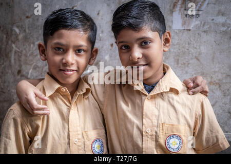 2 scuola i ragazzi in uniformi di scuola sta tornando a casa. Essi vivono nel campo di Ginevra, intrecciato pakistani enclave a Dhaka, nel Bangladesh. Foto Stock