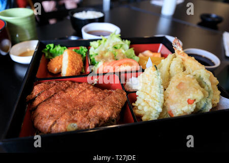 Il cibo giapponese, tempura sul riso Foto Stock