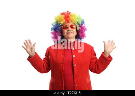 Donna matura con una parrucca colorata isolati su sfondo bianco Foto Stock