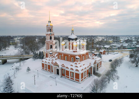 Vista della risurrezione cattedrale in Gennaio sera (fotografia aerea). Staraya Russa, Russia Foto Stock