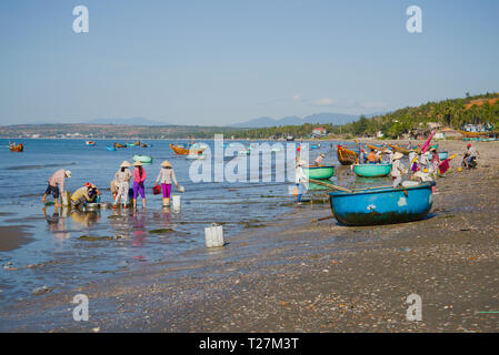 MUI NE, VIETNAM - 25 dicembre 2015: sulla riva del villaggio di pescatori di Mui ne una giornata di sole Foto Stock