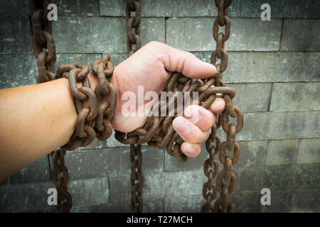 Abstract della libertà in mano con le catene Foto Stock