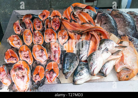 Parti di salmoni per la vendita su un mercato Foto Stock