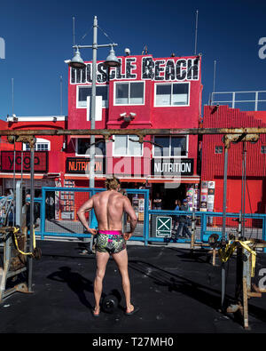 19 Gennaio 2019 - la spiaggia di Venezia, LA, CA, Stati Uniti d'America - Peso Lifter contempla i pesi alla spiaggia del muscolo, Venezia, Los Angeles, CA Foto Stock