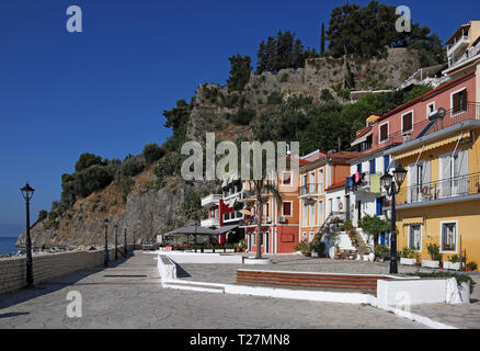 Castello e gli edifici colorati street Parga Grecia Foto Stock