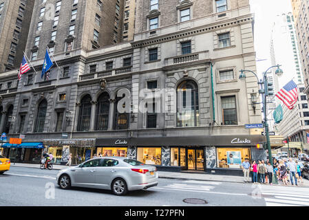 La città di New York, Stati Uniti d'America - 29 Luglio 2018: negozi di lusso come Clarks o Swarovski su Madison Avenue con persone intorno e il traffico a Manhattan, New York City Foto Stock