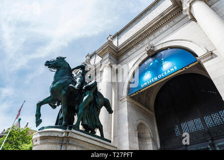 La città di New York, Stati Uniti d'America - 29 Luglio 2018: la statua equestre di Theodore Roosevelt, è una scultura in bronzo di James Earle Fraser si trova presso la American Mu Foto Stock