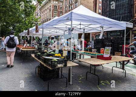 La città di New York, Stati Uniti d'America - 29 Luglio 2018: 79th Street, Greenmarket mercato contadino con persone che scelgono la frutta e la verdura in Manhattan, New York City, Stati Uniti d'America Foto Stock