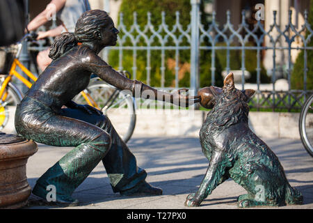 BUDAPEST, UNGHERIA - Aprile 2018: Statua di una ragazza e il suo cane presso la splendida Passeggiata sul Danubio Foto Stock