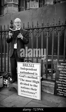 Pro Brexit marzo 29/3/2019 predicatore fuori le case del Parlamento, Westminster, Londra, Regno Unito Foto Stock