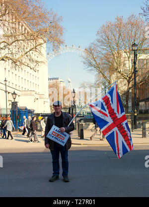 Pro Brexit marzo 29/3/2019 Protester sventola una bandiera dell'union jack al di fuori di Downing Street, Westminster, Londra, Regno Unito Foto Stock