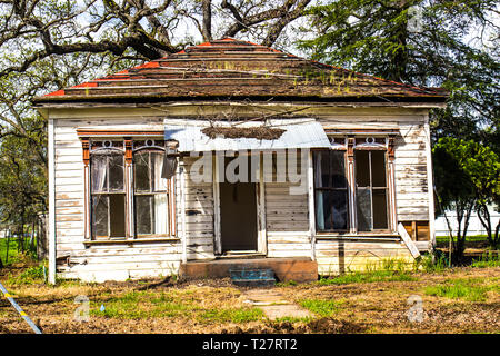 Abbandonato inabitabile un livello Home Foto Stock