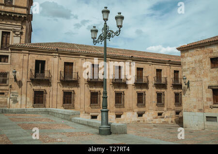 Affascinante vecchio edificio con molti balconi nella parte anteriore del ferro lampada pubblica a Salamanca. Con edifici medievali è anche una città universitaria dalla Spagna. Foto Stock