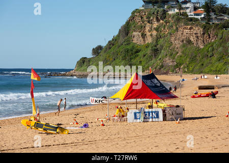 Australian surf rescue team su Newport Beach a Sydney con rosso e bandiere gialle visualizzato,Sydney , Australia Foto Stock
