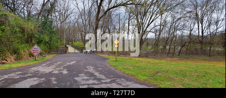 Il sentiero e cartelli di avvertimento lungo la Shelby Bottoms Greenway e Area Naturale Cumberland River frontage sentieri, Music City Nashville, Tennessee. Regno S Foto Stock