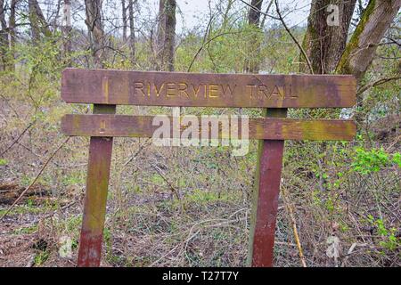 Il sentiero e cartelli di avvertimento lungo la Shelby Bottoms Greenway e Area Naturale Cumberland River frontage sentieri, Music City Nashville, Tennessee. Regno S Foto Stock