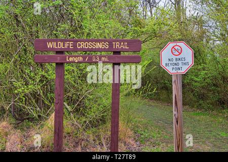 Il sentiero e cartelli di avvertimento lungo la Shelby Bottoms Greenway e Area Naturale Cumberland River frontage sentieri, Music City Nashville, Tennessee. Regno S Foto Stock