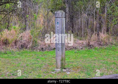 Il sentiero e cartelli di avvertimento lungo la Shelby Bottoms Greenway e Area Naturale Cumberland River frontage sentieri, Music City Nashville, Tennessee. Regno S Foto Stock