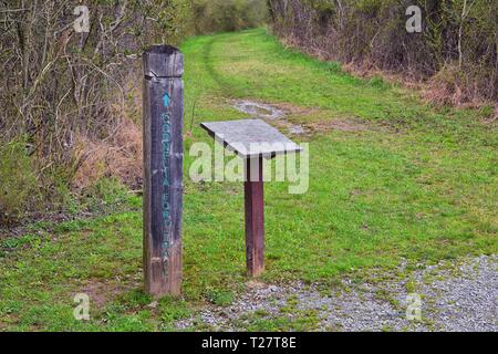 Il sentiero e cartelli di avvertimento lungo la Shelby Bottoms Greenway e Area Naturale Cumberland River frontage sentieri, Music City Nashville, Tennessee. Regno S Foto Stock