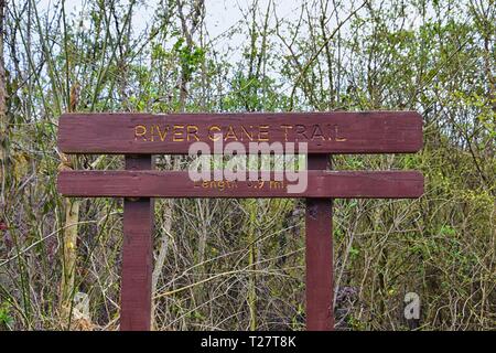 Il sentiero e cartelli di avvertimento lungo la Shelby Bottoms Greenway e Area Naturale Cumberland River frontage sentieri, Music City Nashville, Tennessee. Regno S Foto Stock