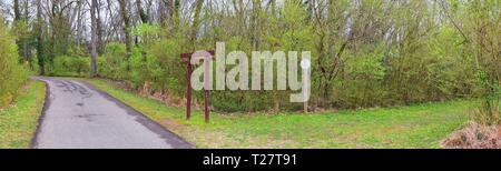 Il sentiero e cartelli di avvertimento lungo la Shelby Bottoms Greenway e Area Naturale Cumberland River frontage sentieri, Music City Nashville, Tennessee. Regno S Foto Stock