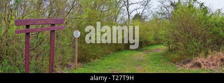 Il sentiero e cartelli di avvertimento lungo la Shelby Bottoms Greenway e Area Naturale Cumberland River frontage sentieri, Music City Nashville, Tennessee. Regno S Foto Stock