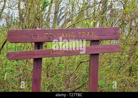 Il sentiero e cartelli di avvertimento lungo la Shelby Bottoms Greenway e Area Naturale Cumberland River frontage sentieri, Music City Nashville, Tennessee. Regno S Foto Stock