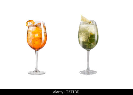 Cocktail alcolici con la menta, frutta e bacche su uno sfondo bianco. Un set di due cocktail in calici in vetro su una gamba lunga. Isolato Foto Stock