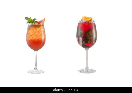 Cocktail alcolici con la menta, frutta e bacche su uno sfondo bianco. Un set di due cocktail in calici in vetro su una gamba lunga. Isolato Foto Stock