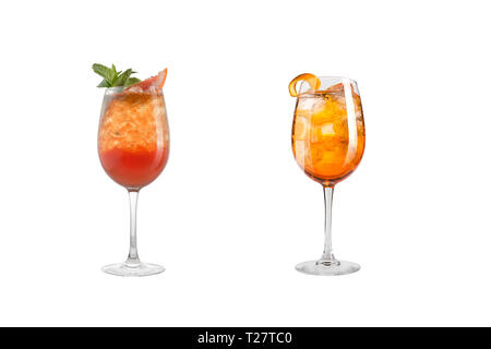 Cocktail alcolici con la menta, frutta e bacche su uno sfondo bianco. Un set di due cocktail in calici in vetro su una gamba lunga. Isolato Foto Stock