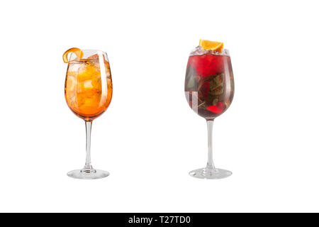 Cocktail alcolici con la menta, frutta e bacche su uno sfondo bianco. Un set di due cocktail in calici in vetro su una gamba lunga. Isolato Foto Stock