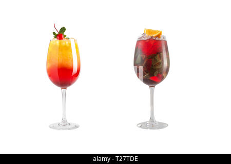 Cocktail alcolici con la menta, frutta e bacche su uno sfondo bianco. Un set di due cocktail in calici in vetro su una gamba lunga. Isolato Foto Stock