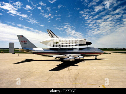 (23 marzo 1978) --- una vista laterale delle enormi space shuttle orbiter 102 Columbia accoppiati in cima al suo gestore 747 aeromobili--NASA 905 in sovrapponibile, modalità pronta per il decollo da Kelly Air Force Base. Foto Stock