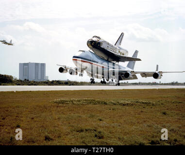 (24 marzo 1979) --- la navetta spaziale orbitare 102 Columbia a cavallo trasportato su NASA 905, un supporto 747 aerei, è a pochi secondi di distanza dallo sbarco su Kennedy Space Center?s Shuttle landing facility Foto Stock