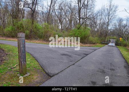 Il sentiero e cartelli di avvertimento lungo la Shelby Bottoms Greenway e Area Naturale Cumberland River frontage sentieri, Music City Nashville, Tennessee. Regno S Foto Stock