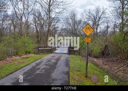 Il sentiero e cartelli di avvertimento lungo la Shelby Bottoms Greenway e Area Naturale Cumberland River frontage sentieri, Music City Nashville, Tennessee. Regno S Foto Stock