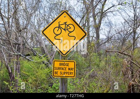 Il sentiero e cartelli di avvertimento lungo la Shelby Bottoms Greenway e Area Naturale Cumberland River frontage sentieri, Music City Nashville, Tennessee. Regno S Foto Stock