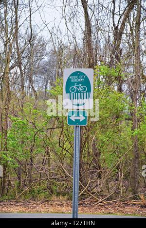 Il sentiero e cartelli di avvertimento lungo la Shelby Bottoms Greenway e Area Naturale Cumberland River frontage sentieri, Music City Nashville, Tennessee. Regno S Foto Stock