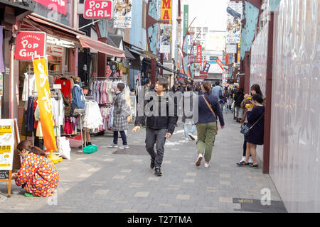 Area di Ueno in una parte della vecchia Tokyo famosa per la Tokyo zoo & Cherry Blossom Festival @ Parco di Ueno. Andare per una vera esperienza di cultura & una delizia, cibo a buon mercato Foto Stock