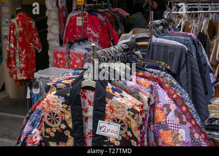 Area di Ueno in una parte della vecchia Tokyo famosa per la Tokyo zoo & Cherry Blossom Festival @ Parco di Ueno. Andare per una vera esperienza di cultura & una delizia, cibo a buon mercato Foto Stock