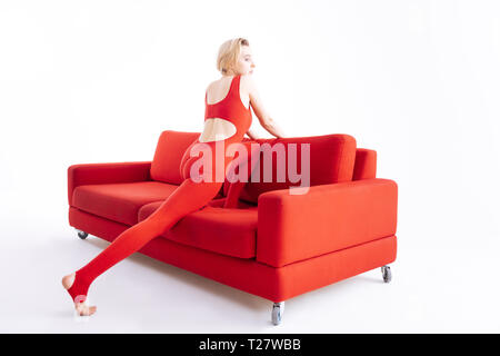 Bella bella donna fare un esercizio Foto Stock