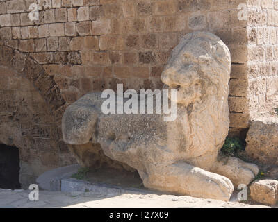 Un vecchio scolpita in pietra leone veneziano poste lungo la città di pareti di notifica in Famagusta Cipro Foto Stock